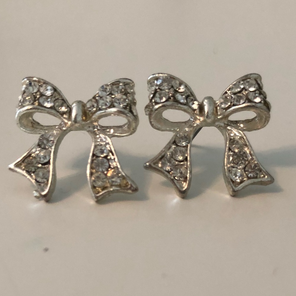 Bow shaped earrings